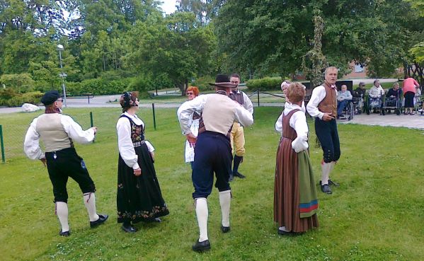 dans på
Midsommarafton 2010 vid Lövenhjelmska gården