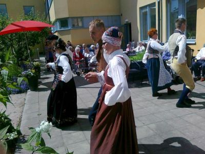 Folkdansare dansar