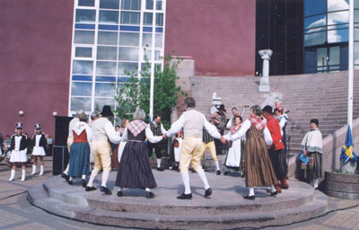 Bild som visar när Nolagillet dansar på nationaldagen 2004 i Örnsköldsviks hamn.