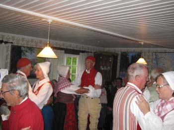 03. Dansen går inomhus, trångt men mysigt