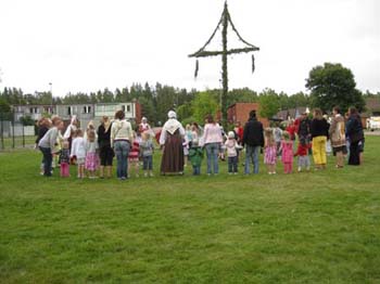 06. Stångresning, dans och lekar på Stocken