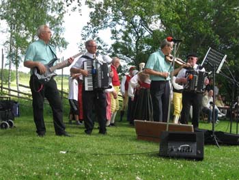 15. Musikerna klämmer i.