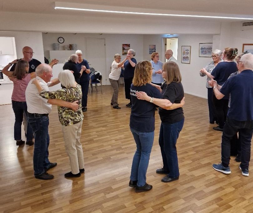 Dansträning med Nynäshamns folkdansgille