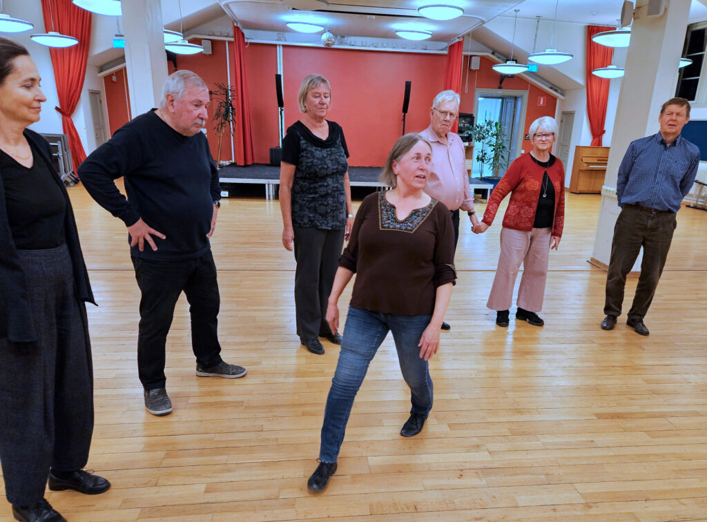 Birgitta M N instruerar. Foto: Per Tunedal