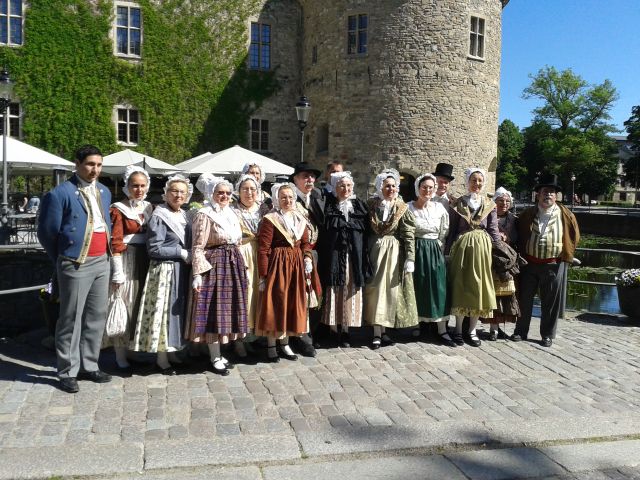 Folkdanslag från Frankrike utanför
              Örebro slott