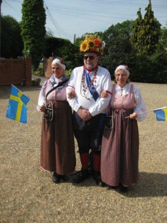 2 svenska och en
        engelsk folkdansare