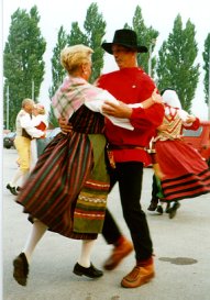 Bild som visar när Nolagillets spelmän dansar vid en uppvisning.
