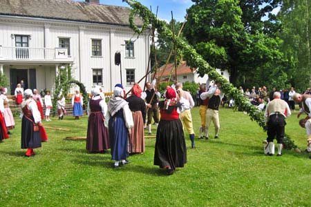 01. Majstångsresning på Alsters Herrgård