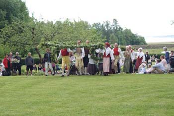 07. Stången bärs in på Alsters Herrgård