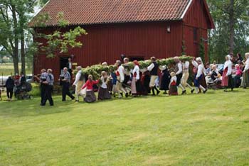 12. Stången bärs in