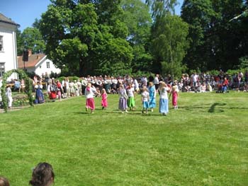 09. Våra unga dansare uppträder.