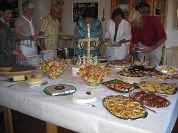 17. Midsommaraftonen avslutas på Ulvsbygården.
