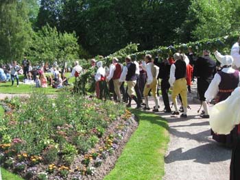 08. Majstången bärs fram på Alsters Herrgård