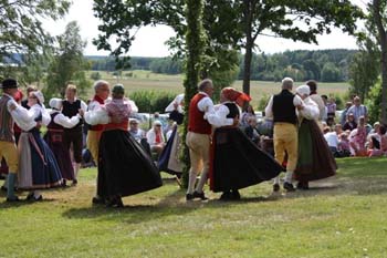 13. Dansen går