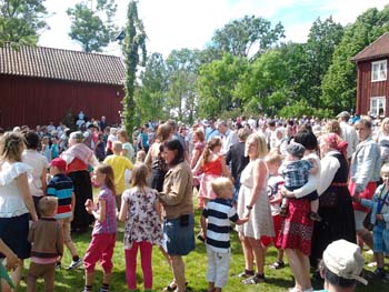 17. Trångt i dansen kring majstången