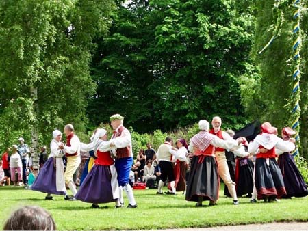 11. Dansen går
