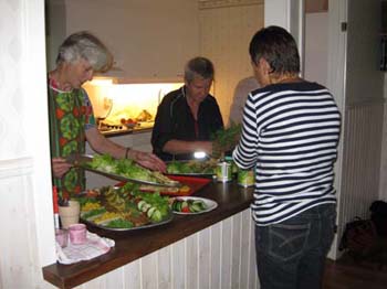 05. I köket förbereds middagen