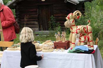 11. Gunilla visade halmslöjd